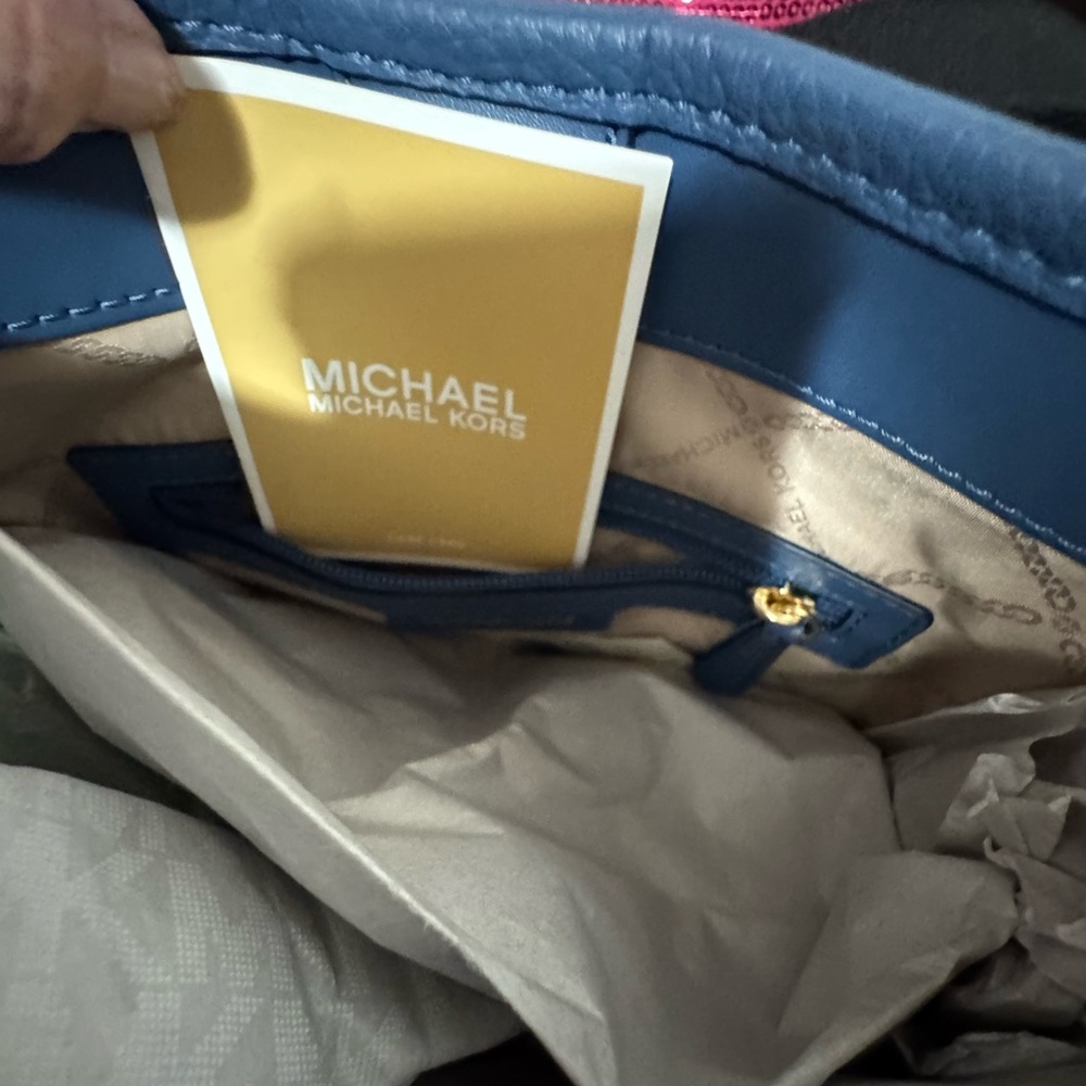 Michael Kors Crossbody in Blue Leather with guitar strap - Picture 5 of 7